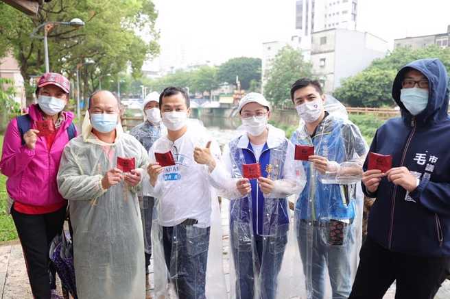 国民党台北市前议员罗智强（中）。（图／取自罗智强脸书）