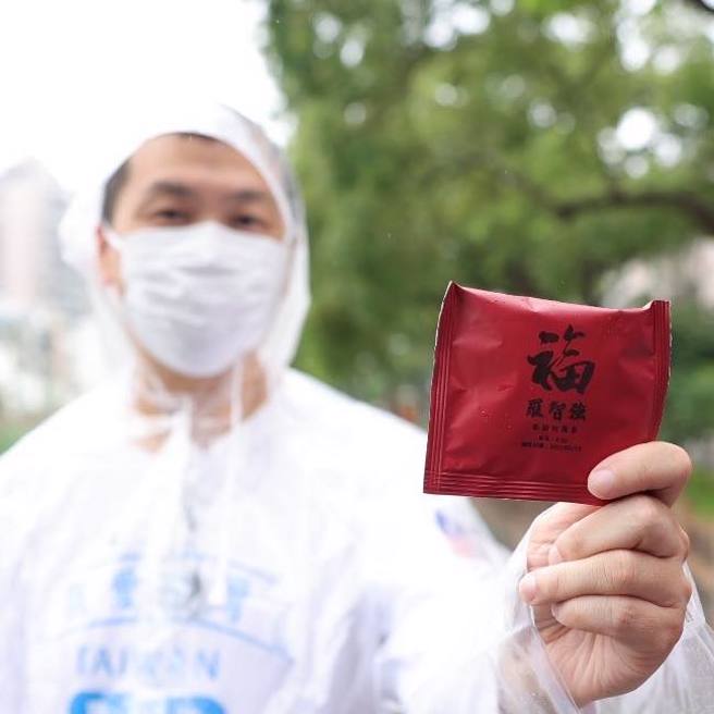 國民黨台北市前議員羅智強大女兒所設計的「祈福小茶包」。（圖／取自羅智強臉書）