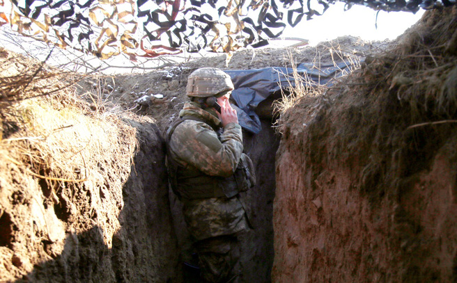 乌东顿内茨克州州长基里兰科（Pavlo Kyrylenko）24日证实，俄军已拿下当地斯维特洛达尔斯克（Svitlodarsk）镇，乌军已经撤离。图为俄军入侵前乌军在斯维特洛达尔斯克的阵地。（资料照／TPG、达志影像）