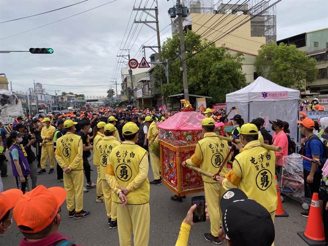「2022白沙屯拱天宫天上圣母遶境进香-回銮活动」，25日上午6时5分许进入乌日区大度桥。（民眾提供／卢金足台中传真）