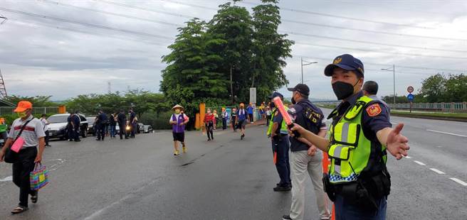 台中市警局乌日分局出动警力维护道路交通安全与顺畅，一早就涌入大批人潮与车潮，警方弹性实施交通管制全程顺利。（民眾提供／卢金足台中传真）