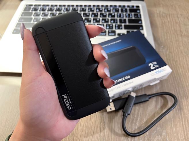 美光科技「Crucial X8 SSD行动硬碟」相当小巧及轻量化，女生使用也态轻松放进小包里。（石欣蒨摄）