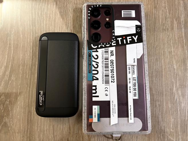 美光科技「Crucial X8 SSD行动硬碟」相当小巧及轻量化，仅97g重、11.5mm厚，与一支手机比起来更小、更轻，更方便携带到处跑。（石欣蒨摄）