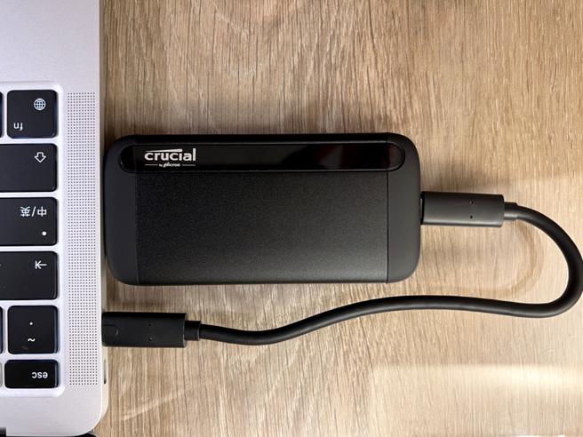 美光科技「Crucial X8 SSD行动硬碟」提供了USB-C 3.2 Gen2接口连接，拥有最高达1050MB/s的速度。（石欣蒨摄）