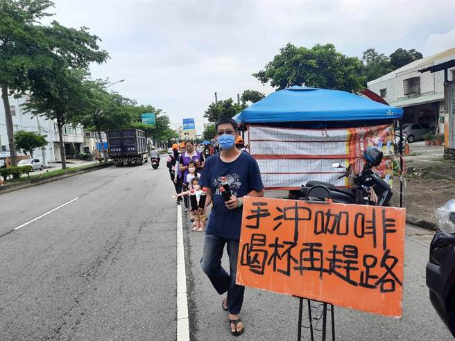 民眾于路边准备点心及咖啡等饮料，迎接「粉红超跑」白沙屯妈祖回銮！（民眾提供）