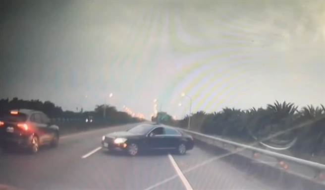 陈姓男子行驶台86线台南路段，突然倒车行驶约300公尺。（民眾提供／曹婷婷台南传真）