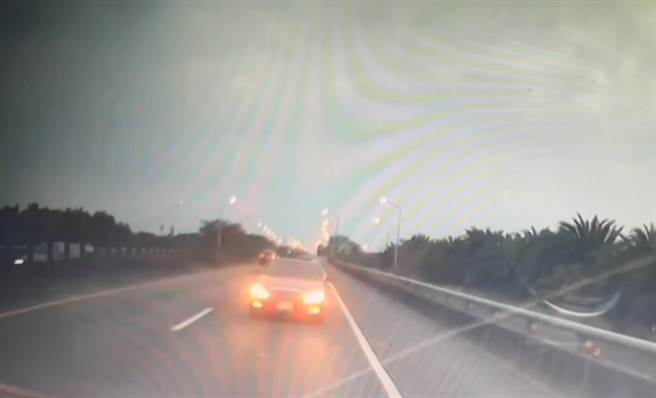 行驶台86线台南交流路道路段，突然倒车行驶约300公尺