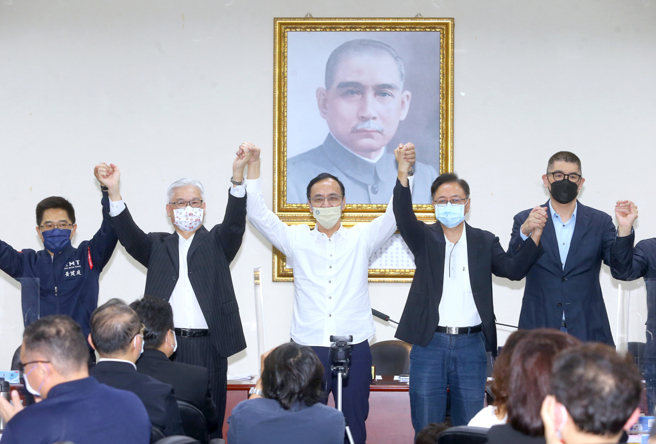 国民党18日召开中常会，徵召前行政院长张善政（左4）参选桃园市长。（本报资料照／粘耿豪摄）