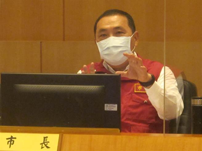 「快筛阳视同确诊」26日将上路，新北市长侯友市政会议中表示，新北率先提出，早已准备好了。（陈慰慈摄）