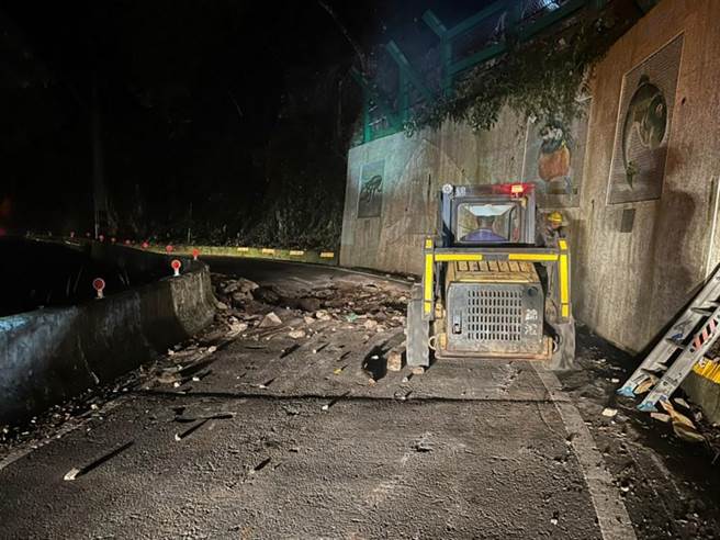 鋒面來襲，東勢處籲遊客勿上山，圖為之前八仙山林道清理落石畫面。（東勢林管處提供／陳淑娥台中傳真）