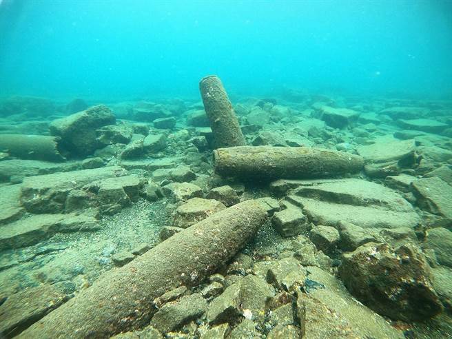 澎湖海洋志工隊日前在望安草嶼進行生態調查時，赫然在水下發現一處「砲彈墳場」，附近海域有大大小小的砲彈大約100多顆。（海洋志工陳盡川提供）