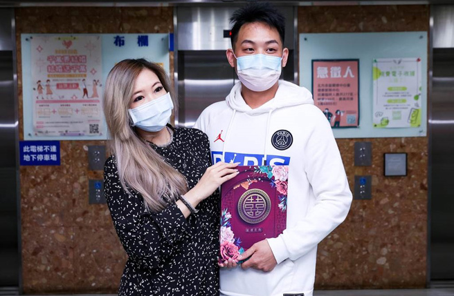 Makiyo与老公在520当天到松山户政事务所登记结婚。(中时资料照)