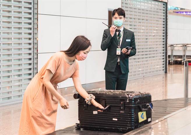 長榮航空宣布託運行李新政策，2022年6月23日起，調整全航線行李託運為計件制。（長榮航空提供／陳祐誠提供）