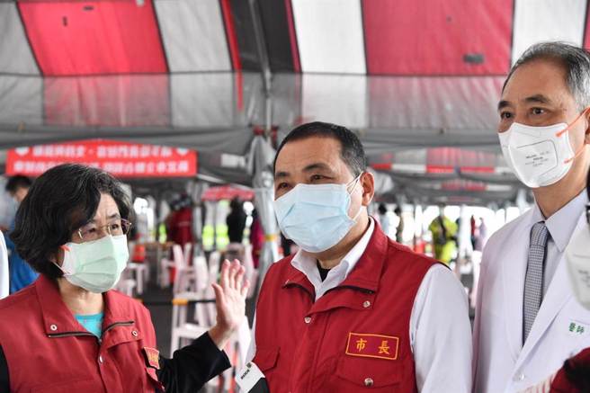 新北市长侯友宜前往板桥江翠大型筛检站视察，了解社筛站转型调整的整备情形。（新北市新闻局提供）