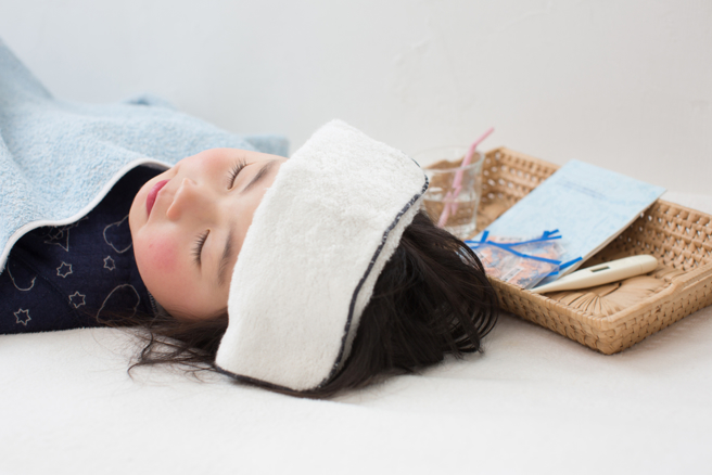 孩子发烧未必染疫！伴随口臭时 恐是另种病毒侵袭。(示意图/Shutterstock)
