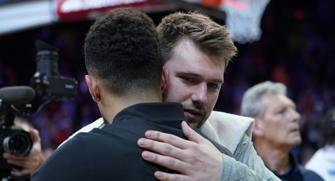 戴文布克、东契奇双双入选年度第一队(美联社资料照)