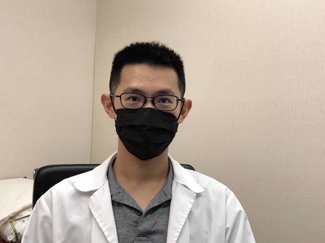 书田诊所小儿科主治医师苏軏指出，孩子若发烧时，伴随口臭、嘴破不吃饭的症状，除了肠病毒外，也要观察留意是否为疱疹性龈口炎作怪。(图/书田诊所提供)