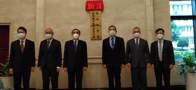 最高檢九合一選舉督導小組25日揭牌，檢警調廉首長共同主持，左起調查局長王俊力、台灣高檢署檢察長張斗輝、法務部長蔡清祥、檢察總長邢泰釗、警政署長陳家欽、廉政署長莊榮松（陳志賢攝）