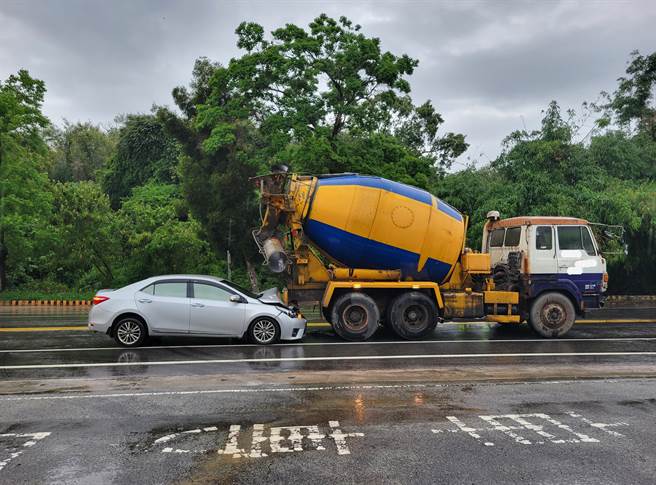 金门昨天傍晚就发生自小客车追撞停等红灯的大货车，车头严重毁损的交通事故。（警方提供）