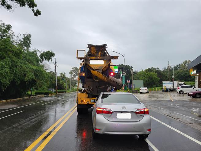 金湖分局提醒，行车应随时与前车保持安全距离，并注意前方车辆动态，以确保他人及本身的安全。（警方提供）