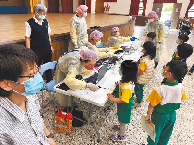 兒科醫師張博揚表示，不要糾結兒童版BNT，6歲以上莫德納半劑保護力也很好，圖為兒童排隊施打疫苗。（資料照 王志偉攝）