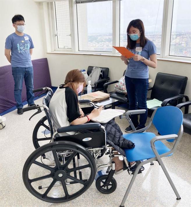 童医院日前协助于院内设置特殊考场，让车祸受伤的黄女于医院内完成考试。（童医院提供）