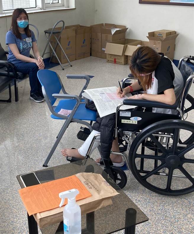 童医院日前协助于院内设置特殊考场，让车祸受伤的黄女于医院内完成考试。（童医院提供）