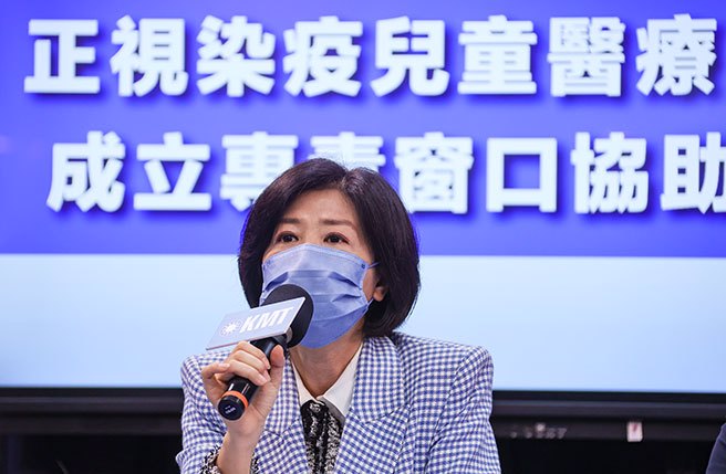 近期多起染疫兒童重症與死亡案例，國民黨副祕書長兼文傳會主委王育敏（中）25日出席記者會，並表示，這波疫情已累計14例孩童染疫重症，10歲以下出現6位死亡案例，且其中5位與兒童腦炎有關，加上幼童染疫無藥可用，未滿5歲幼童也不能打疫苗，更是讓父母們相當擔憂。（羅永銘攝）