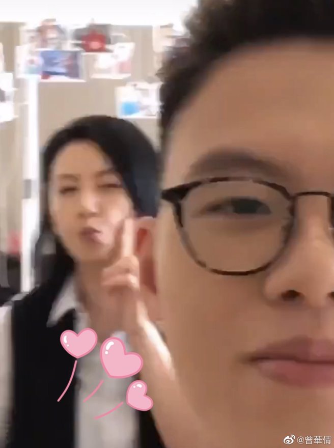 曾华倩和23岁儿子林浩贤合影，照片虽有些模糊，但看的出来依旧美貌惊人。(图/曾华倩 微博)