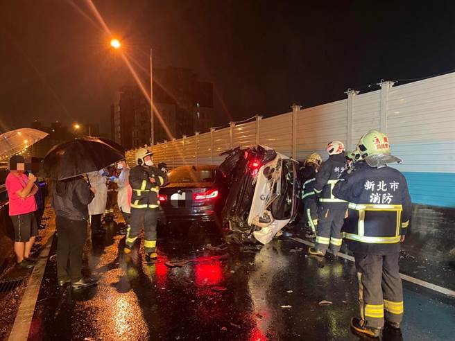 白色轎車受損非常嚴重，車內駕駛及乘客一度受困。（警方提供）