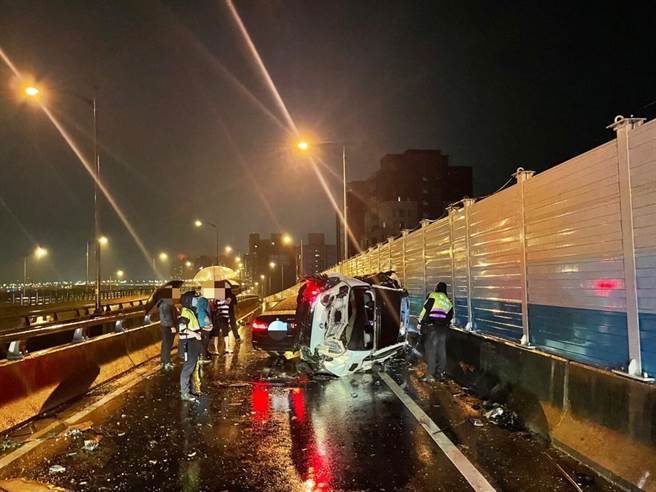 事故地點在台64快速道路，八里往新店方，接近五股一匝道口。（警方提供）