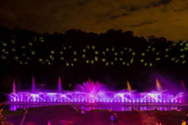 碧潭首创大型山景投影水舞互动秀，壮观舞台展现新风貌。　图：新北市政府观光旅游局／提供