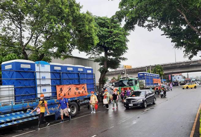 來自高雄有一個善心團隊，自發性駕駛兩輛大卡車載15個流動廁所，方便白沙屯媽的「香燈腳」如廁。（民眾提供）