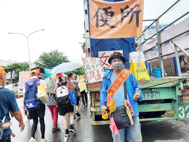 較小的卡車載5個男廁，有專責的男性所長。（民眾提供）