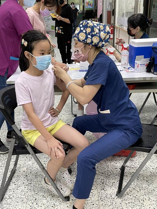 台南市5到11岁儿童BNT疫苗今天在医疗院所及多处卫生所开打。（曹婷婷摄）