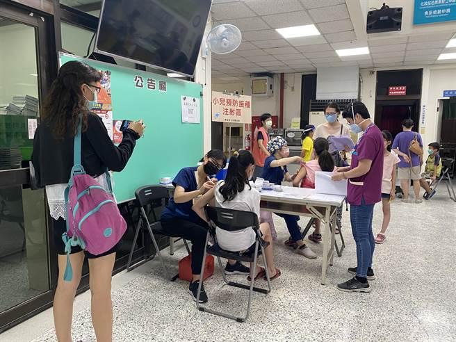 台南市5到11岁儿童BNT疫苗今天在医疗院所及多处卫生所开打。（曹婷婷摄）