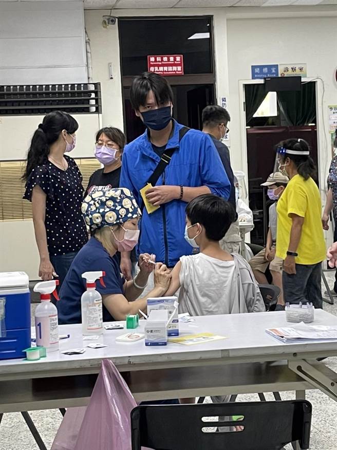 东区卫生所今天开打儿童BNT疫苗。（曹婷婷摄）