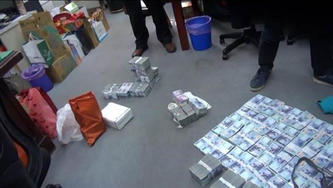 專案小組在中油前煉製事業部副執行長徐漢的辦公室搜出一批現金。（翻攝照片／林瑞益高雄報導）