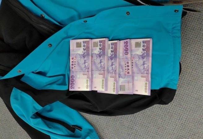 中油前煉製事業部副執行長徐漢認為「最危險的地方就是最安全的地方」，大膽將錢放在外套口袋內。（翻攝照片／林瑞益高雄報導）