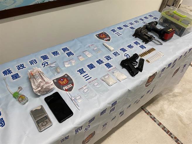 宜蘭縣警察局三星分局24日下午2時許持搜索票前往丁嫌在五結鄉的住處，現場查獲丁嫌與共犯蔡嫌非法持有改造手槍、子彈及80克毒品等證物。（宜蘭縣警察局三星分局提供／吳佩蓉宜蘭傳真）