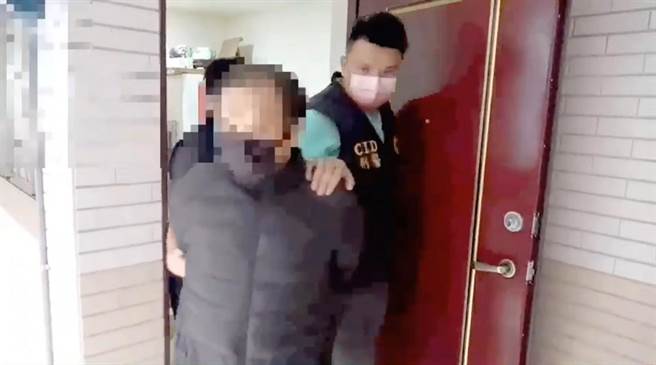 宜蘭縣警察局三星分局24日下午2時許持搜索票前往丁嫌在五結鄉的住處，現場查獲丁嫌與共犯蔡嫌非法持有改造手槍、子彈及80克毒品等證物。（宜蘭縣警察局三星分局提供／吳佩蓉宜蘭傳真）