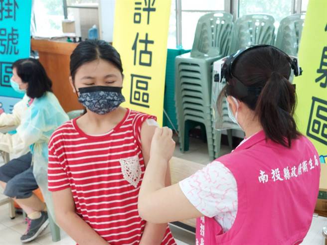 南投縣兒童BNT疫苗開打，25日竹山鎮桶頭國小共有10名學生施打，其中一名洪媽媽帶著家中分別就讀5、4、3年級，以及今年9月也將就讀桶頭的女兒到校施打疫苗。（校方提供／吳建輝彰化傳真）