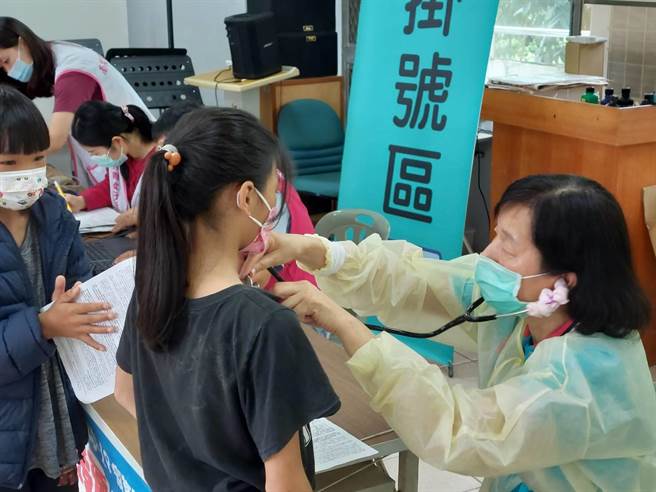 王業說，洪太太一家8口目前有3名子女就讀桶頭，得知洪太太一劑疫苗都未施打後，主動詢問並協助疫苗施打，他認為一家8口擠在家中，包括洪太太與6名子女都未施打疫苗，若不慎染疫後果恐不堪設想。（校方提供／吳建輝彰化傳真）