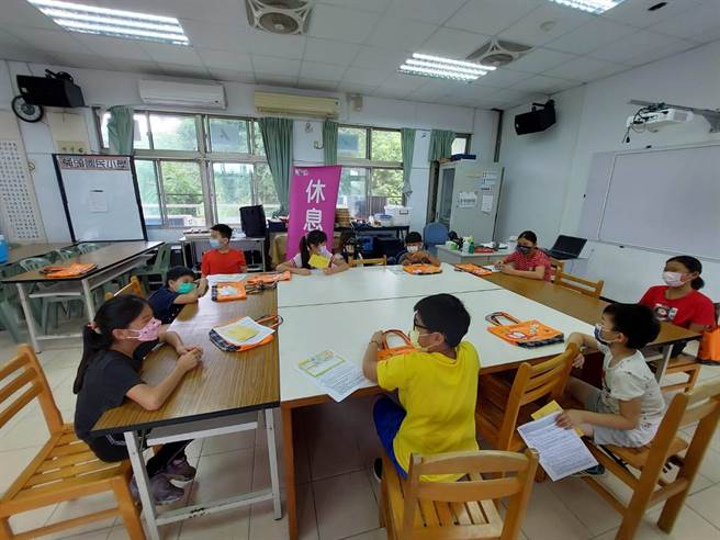 南投縣兒童BNT疫苗開打，25日竹山鎮桶頭國小共有10名學生施打，狀況良好沒有學生出現不良反應。（校方提供／吳建輝彰化傳真）