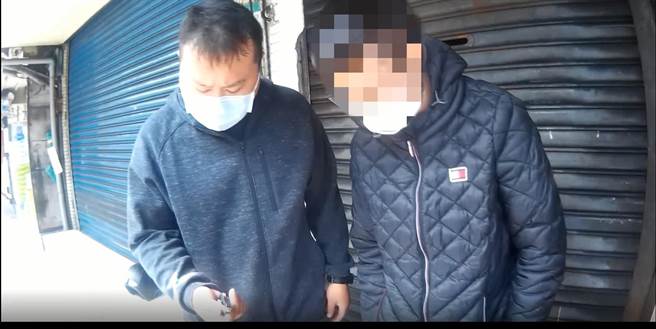 警方拦截到接应的廖男后，在他身上查获弹簧刀。（警方提供）