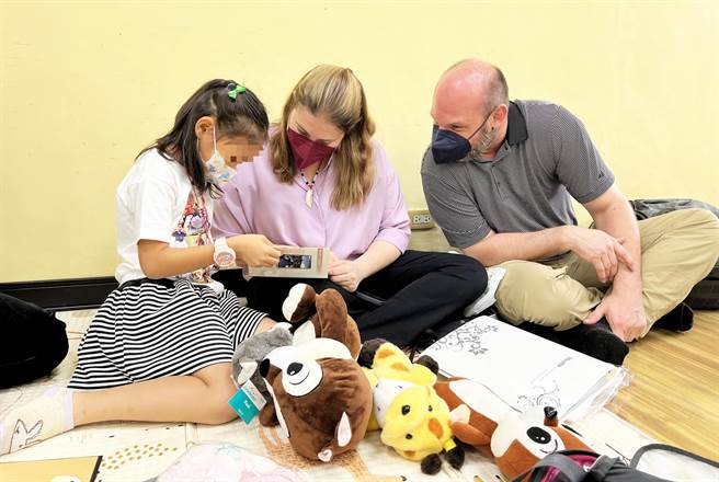 小意与国外父母分享在台湾的生活点滴。（屏东家扶提供／林和生屏东传真）