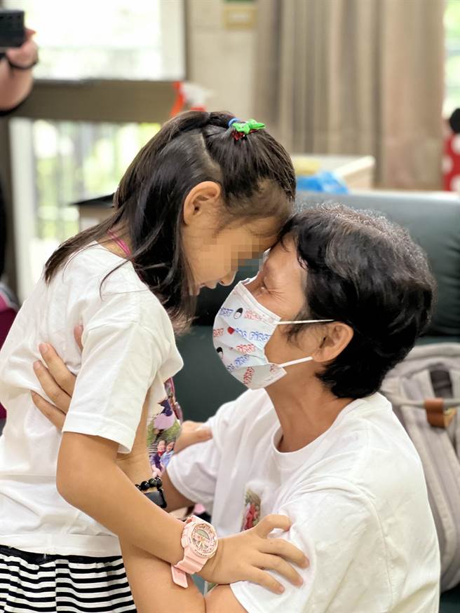 寄养妈妈不舍陪伴8年的小意出养国外，盈满的眼泪带着诚挚祝福。（林和生摄）