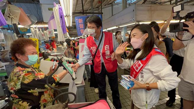 藍營高市左楠區黨內初選26日將登場，把握最後時間，參選人白喬茵力邀謝龍介合體到楠梓德民黃昏市場拜票。（柯宗緯攝）