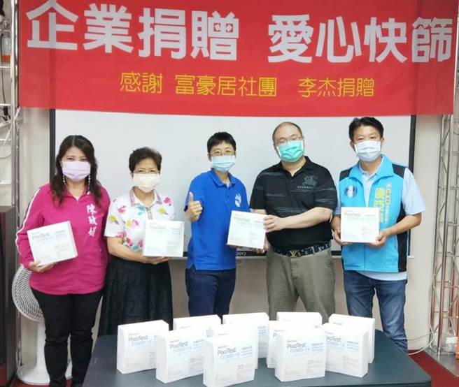 媒體人侯亞寧（右）則主打防疫議題，媒合企業資源，成立「企業捐贈愛心快篩」。（柯宗緯翻攝）