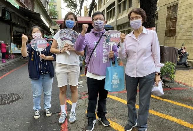 善於陸戰的莊為傑今早則與「前老闆」左楠區資深前立委黃昭順、台北市議員鍾沛君到左營果貿社區吃早點、拜票。（柯宗緯翻攝）